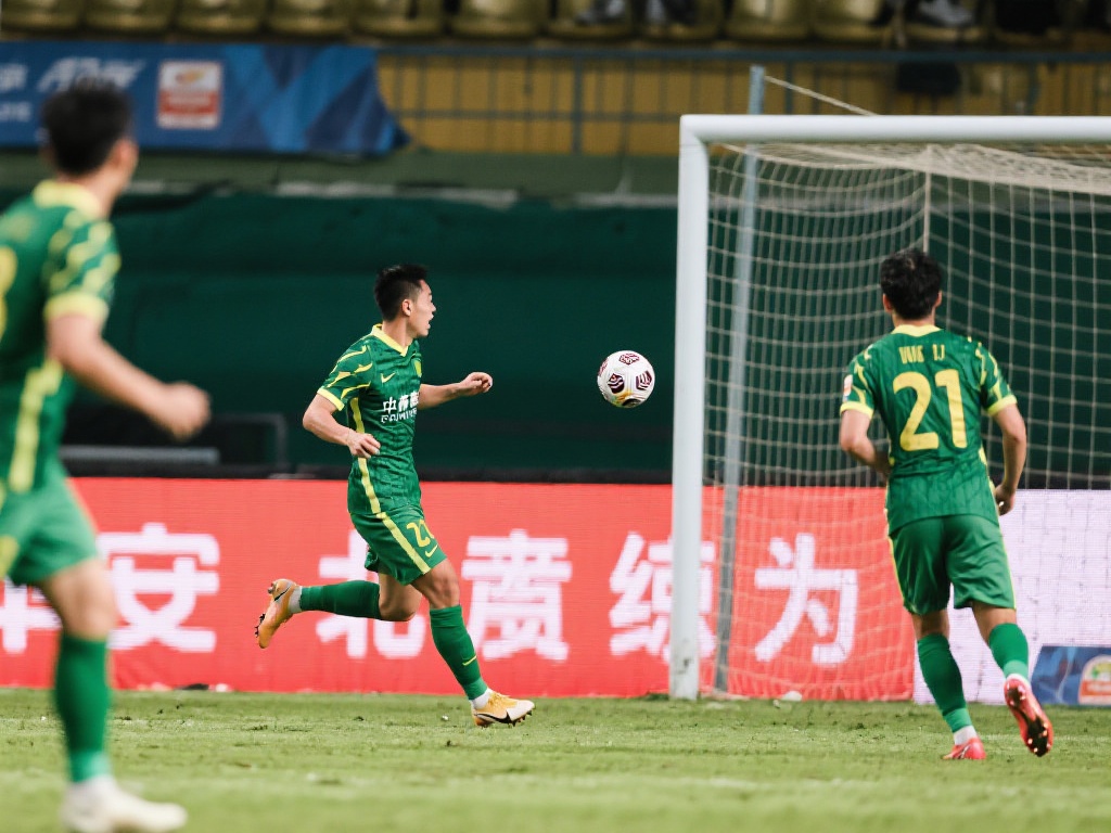 中超激战:基莱斯梅开二度,杨立瑜压哨扳平,津门虎2-2战平北京国安 然而,北京国安并未因此放弃。作为中超传统