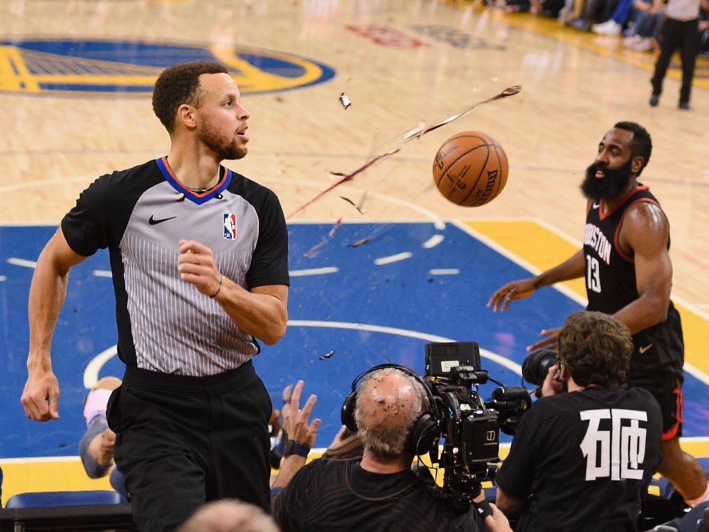 波尔津吉斯三分命中,皮球精准击中怀特头部 例如,在一场NBA比赛中,库里的远投在命